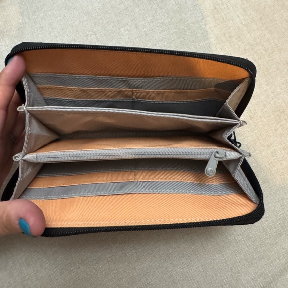 Pacsafe RFIDsafe W200 RFID-Blocking Travel Wallet (Black) - Picture 5 of 5